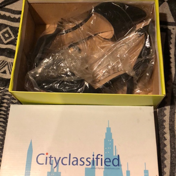 Black strap pumps - Picture 3 of 4